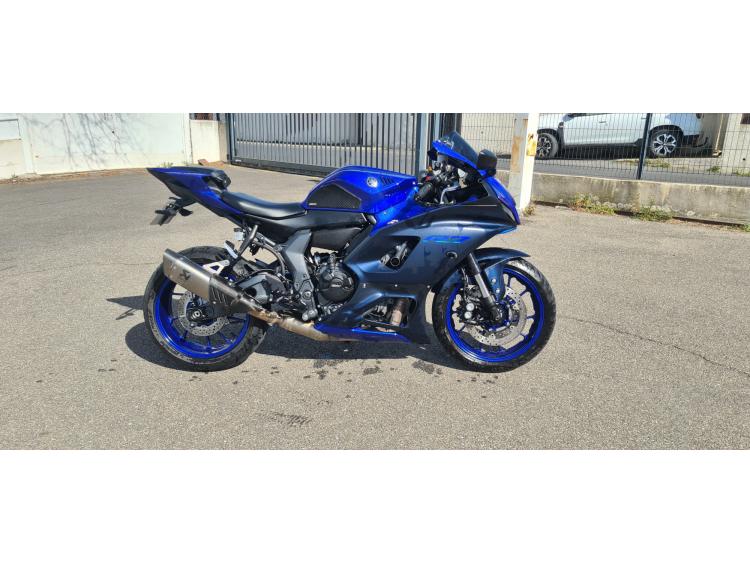 YAMAHA R7