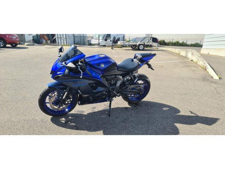 YAMAHA R7